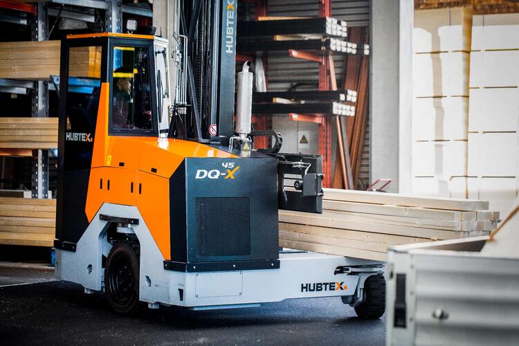 DQ-X in actie in een smal gangpad bij hanteren van houtplaten