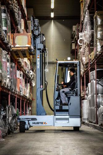 Le HUBTEX DQ-X pour la manutention du troisième niveau de rayonnage