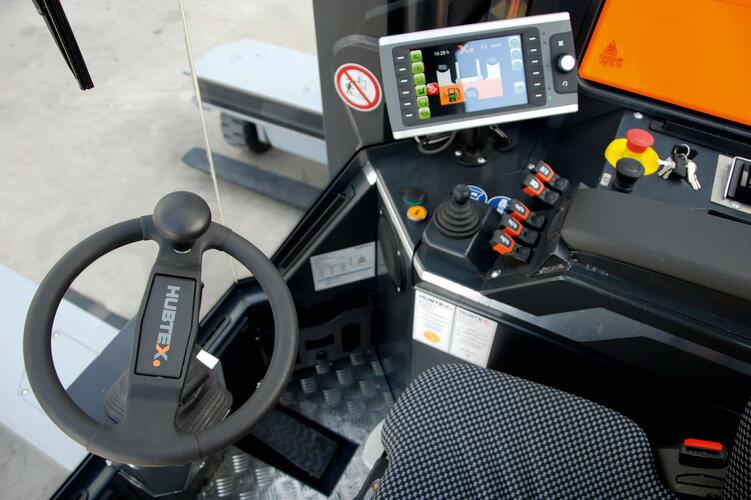 Vista interior de la cabina de la DQ-X con las diversas variantes de manejo