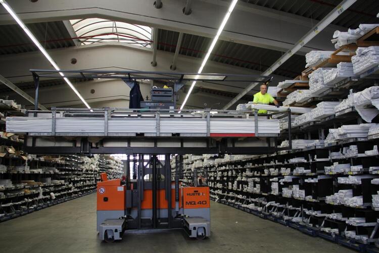 MQ 40 frei verfahrbar mit aufgenommener Kommissionierplattform