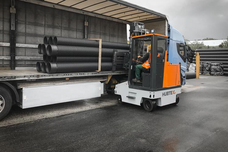 A FluX carregando um caminhão