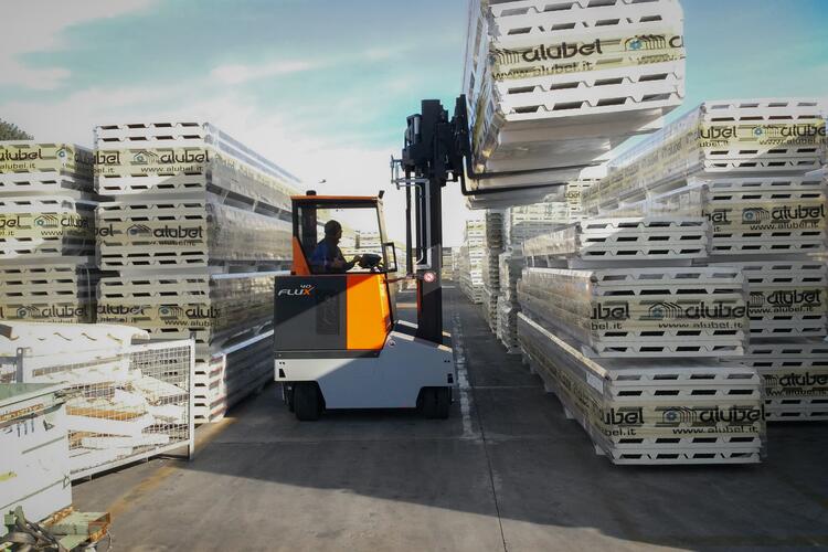 A FluX também pode ser utilizada como empilhadeira lateral