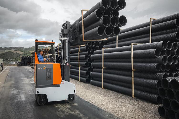 A FluX transporta tubos em armazéns externos