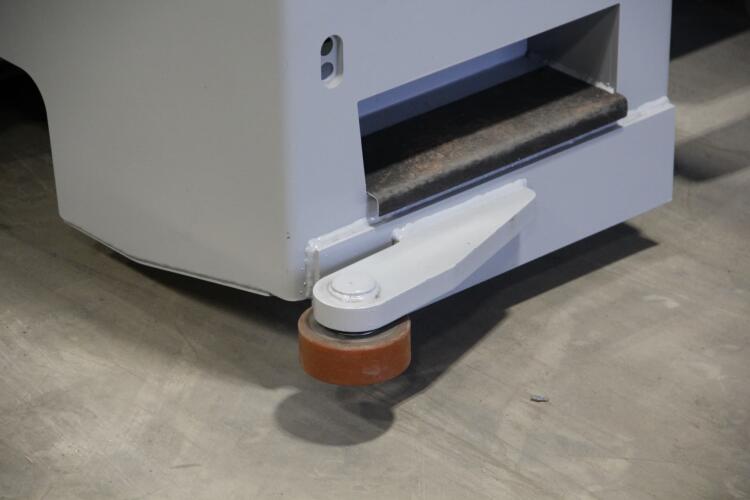 Guide rollers on the HUBTEX EASY multidirectional sideloader