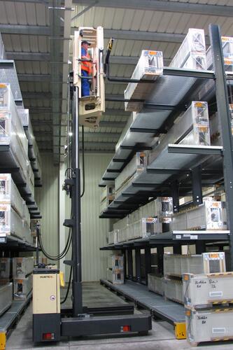 También es posible alcanzar el nivel superior de la estantería con la cabina del altura regulable
