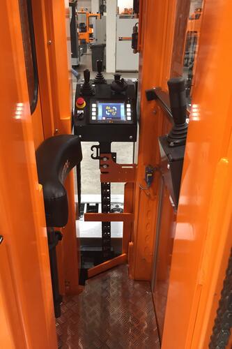 Innenansicht einer Standkabine des Elektro-Mehrwege-Kommissionierstaplers