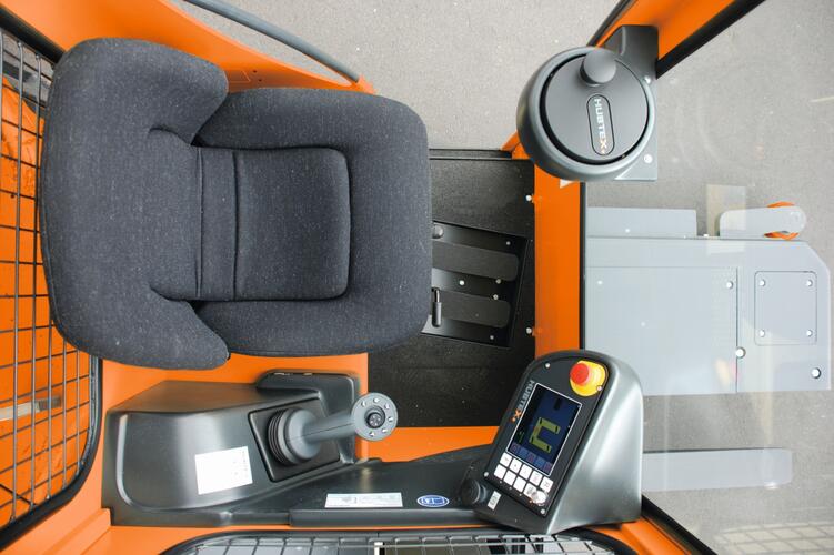 The Q850 cross-seat cab of the HUBTEX PhoeniX multidirectional sideloader