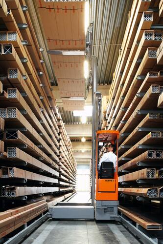 Guide rails for safe travelling in narrow aisles