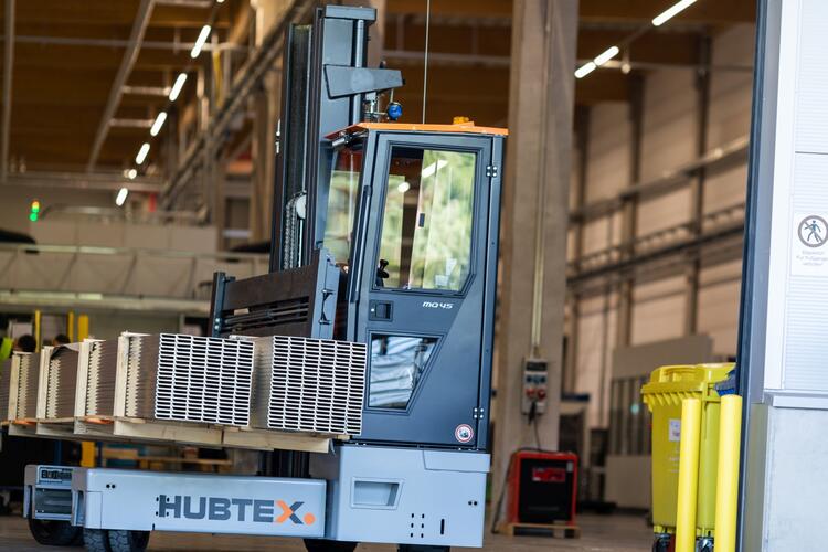 HUBTEX PhoeniX が門(ゲート)を通過する様子