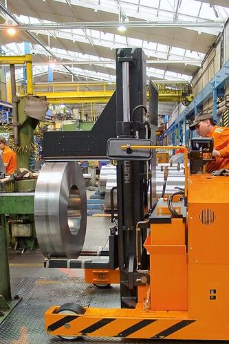 Reach trucks for aluminum coils
