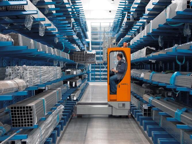 Electric multidirectional sideloader in narrow aisle
