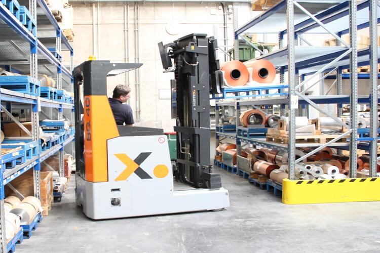 Reach truck for coils