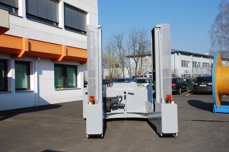 内蔵されたペンデュラム式サスペンションにより、地面の凹凸を最適に吸収し、均一なタイヤ摩耗と優れた重量配分が実現されます。