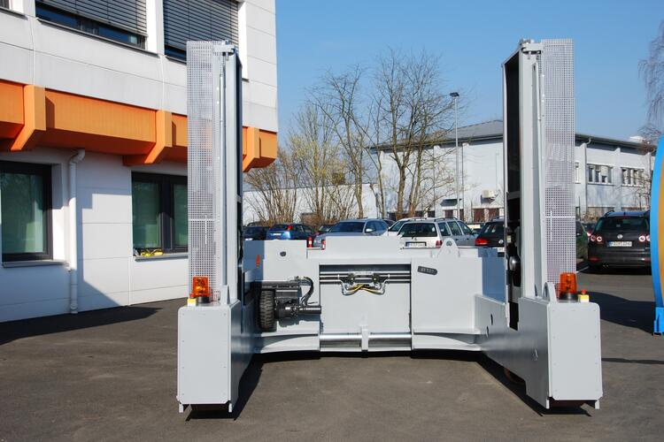 ケーブルドラムの寸法に応じて、取り付け用トラバースは個別に調整可能で、できるだけ多くのドラムタイプに対応できるようになっています。