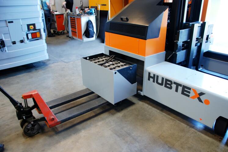Battery exchange on the HUBTEX BasiX multidirectional sideloader