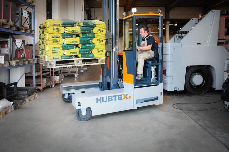 HUBTEX BasiX beim Einsatz im Baumarkt