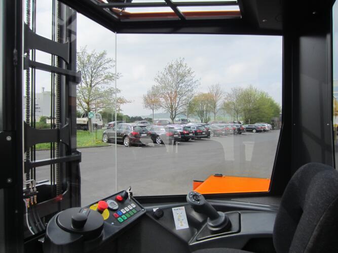 The cross-seat cab of the HUBTEX BasiX multidirectional sideloader