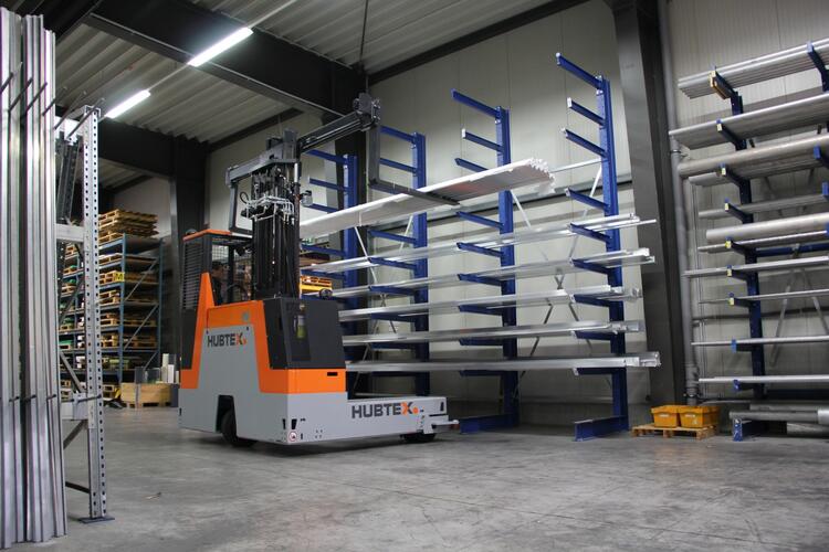 HUBTEX BasiX bei der Lastaufnahme von langen Aluminiumprofilen im Lager