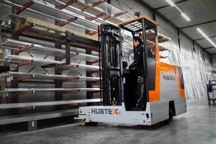 HUBTEX BasiX bei der Lastaufnahme von langen Aluminiumprofilen
