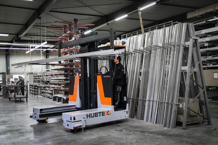 HUBTEX BasiX bei der Lastaufnahme von langen Aluminiumprofilen