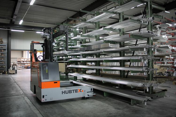 HUBTEX BasiX Mehrwege-Stapler bei der Lastaufnahme von Profilen