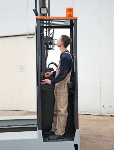 The standup cab of the HUBTEX BasiX multidirectional sideloader
