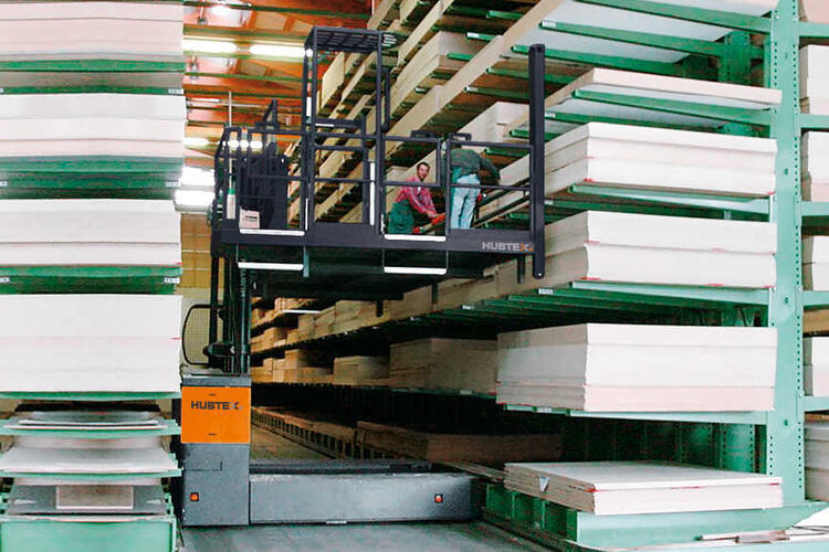 The HUBTEX electric multidirectional sideloader with attached platform in the order picking process