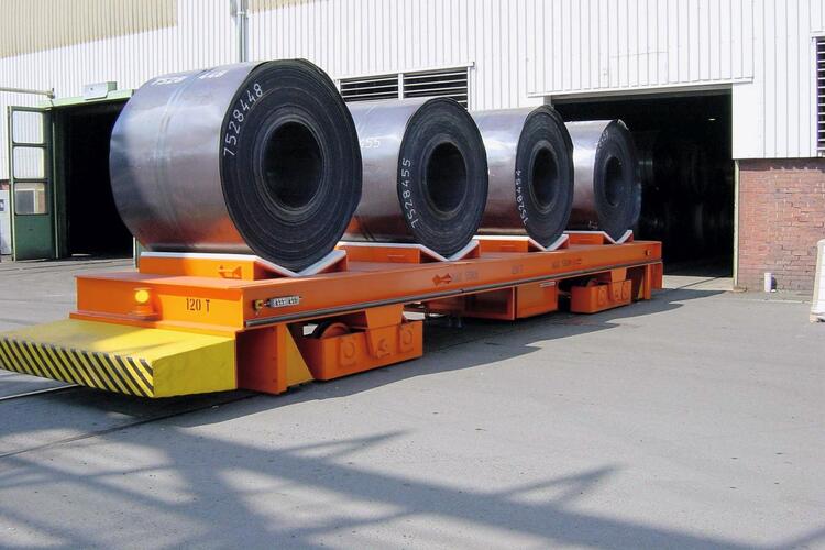 Ein HUBTEX Gleiswagen beim Handling von Coils.