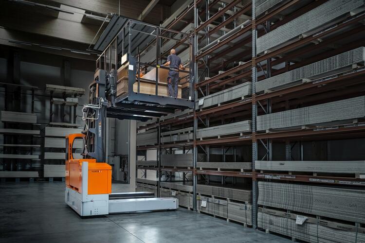 De elektrische meerwegzijlader van HUBTEX in actie als orderverzamelvoertuig