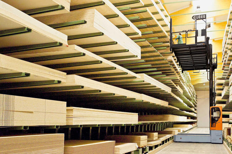 The HUBTEX electric multidirectional sideloader with raised platform