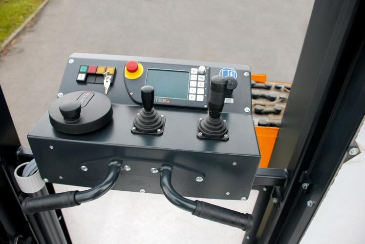 Bedienscherm van een elektrische dubbelzijdige orderpicker van HUBTEX