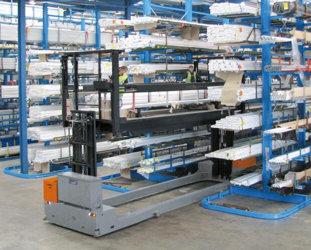 Manutention des profilés avec l’EZK dans les allées étroites