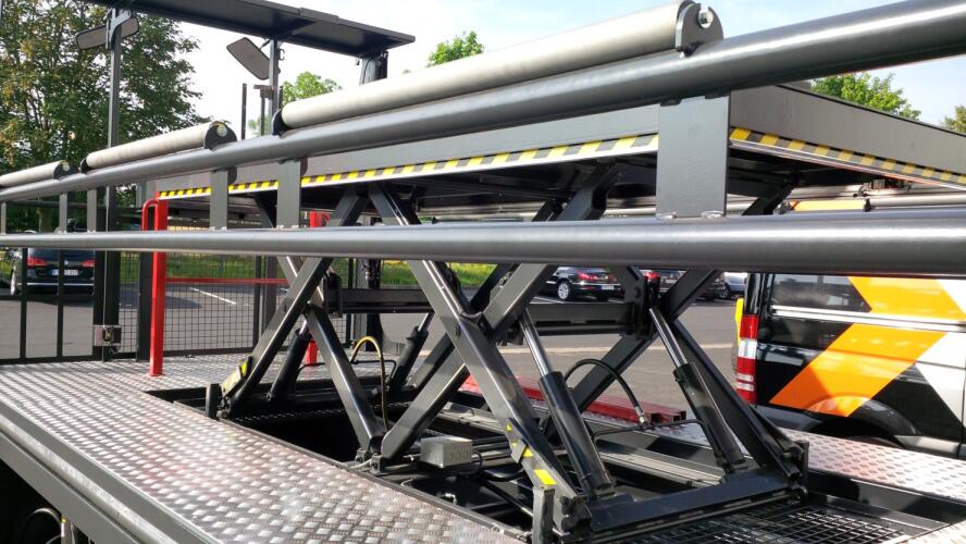 Schaarheftafel op een elektrische dubbelzijdige orderpicker