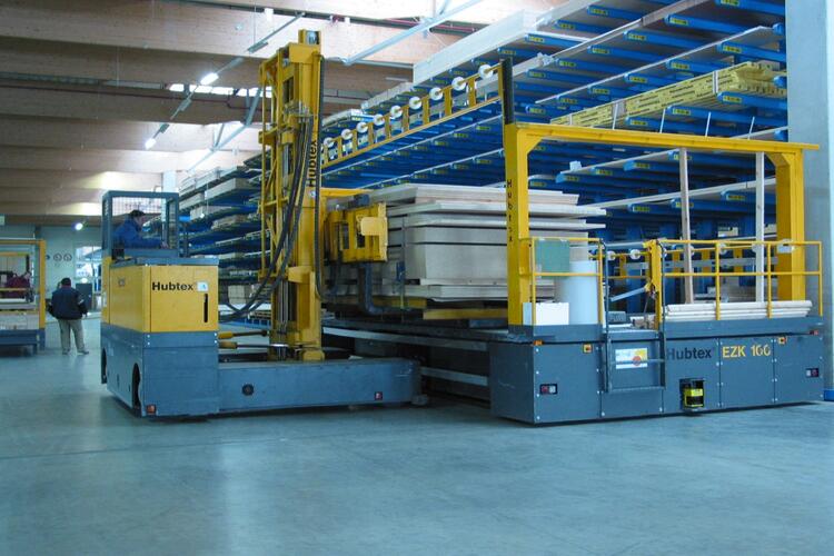 Expedição do pedido de mercadoria selecionado através de uma estação intermediária