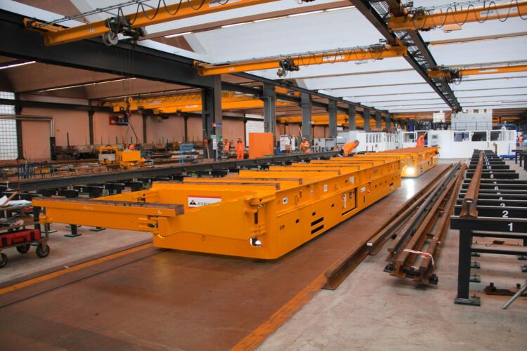 Le chariot sur rail dispose de variantes de prise spécifiques à la charge.