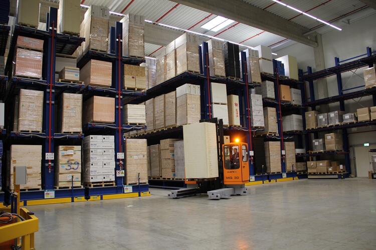 Carretilla elevadora multidireccional eléctrica en acción en el sector del plástico