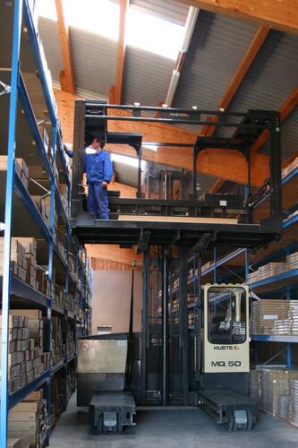 Der HUBTEX MQ 30 mit aufgenommener Kommissionierplattform