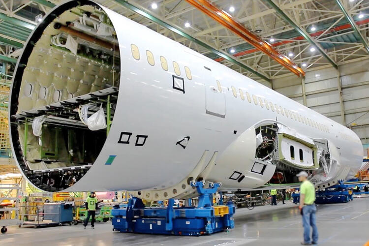 De vliegtuigromp wordt gemobiliseerd.