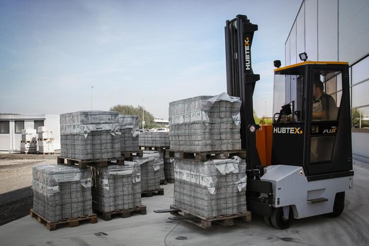 Model FluX podczas transportu kostki brukowej