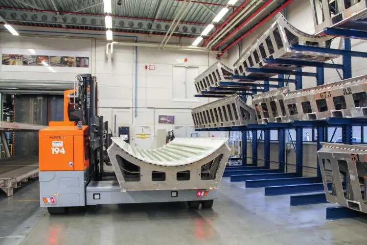 HUBTEX Mehrwege-Seitenstapler beim Rumpftransport