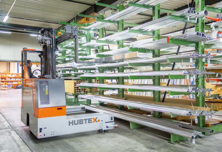 Vícecestný vysokozdvižný vozík HUBTEX MaxX při vnitropodnikové manipulaci s hliníkem
