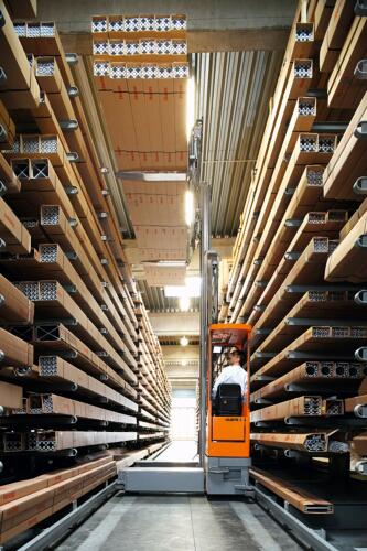 Vícecestný vysokozdvižný vozík v úzké uličce