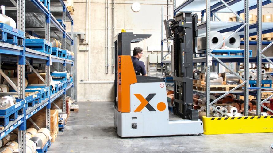 Vysokozdvižný vozík s posuvným sloupem k přepravě hliníkových svitků