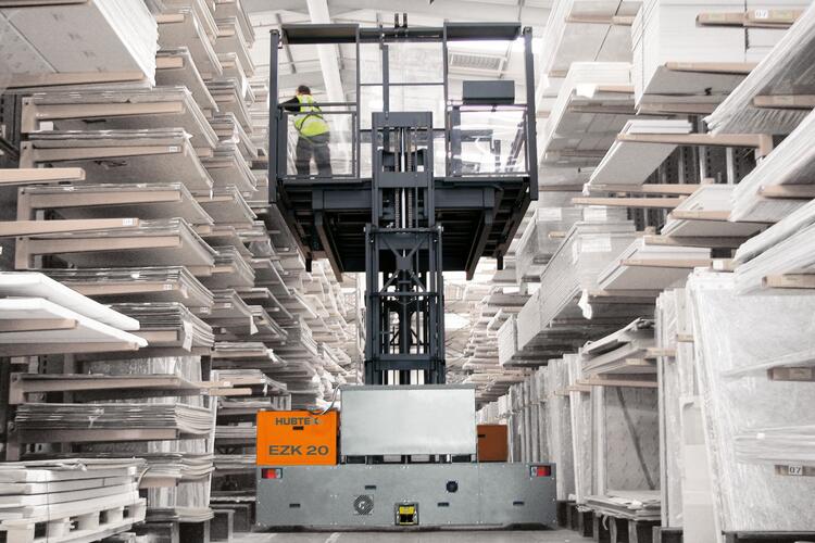 La plate-forme électrique de préparation des commandes des deux côtés du rayonnage EZK 20 HUBTEX