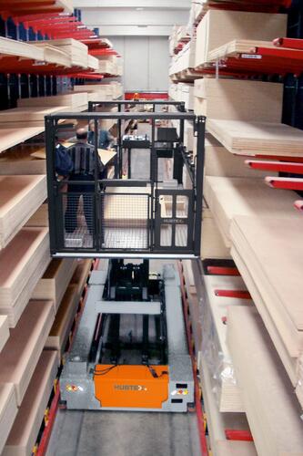 The electric two-side order picking platform from HUBTEX