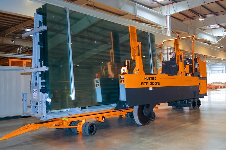 HUBTEX Glasgestelltransporter GTR 330 im Einsatz
