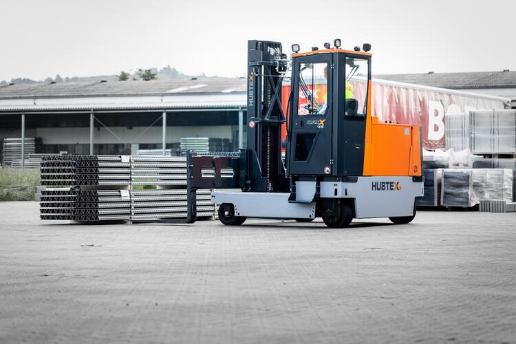 The HUBTEX MaxX lifting long goods outside