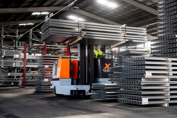 HUBTEX MaxX multidirectional sideloader handling aluminum internally