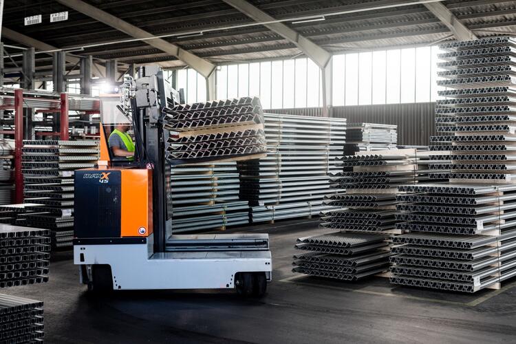 HUBTEX MaxX multidirectional sideloader handling aluminum internally