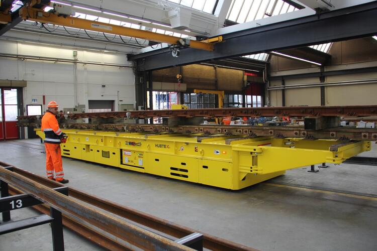 HUBTEX SFB durante el transporte en una nave industrial